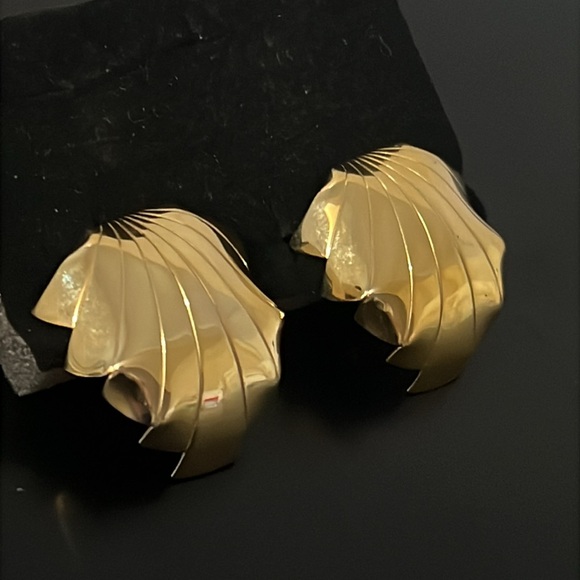 Y2K Givenchy Shiny Gold Plated Etched Abstract Runway Clip Earrings - Picture 4 of 15